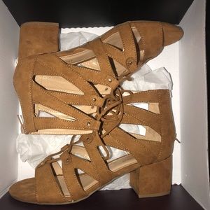 NEW SUMMERS WOMENS BLOCK HEEL SANDALS SIZE 8WIDE